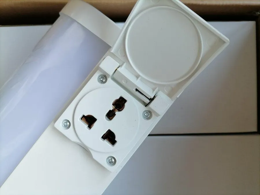 Fluorescent mirror light